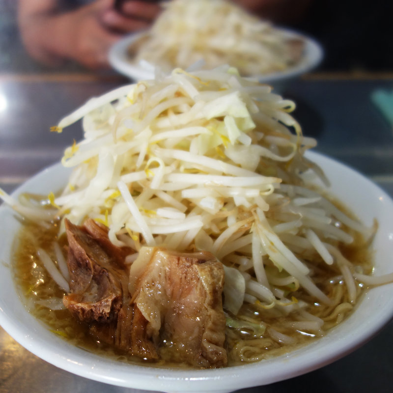 ラーメン小盛(野菜マシマシ・普通麺)690円(島系本店 舞鶴店)