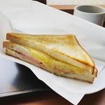 トーストサンド とろ〜りチーズ＆ハム(カフェ・ベローチェ 神田駅北口店 （CAFFE VELOCE）)