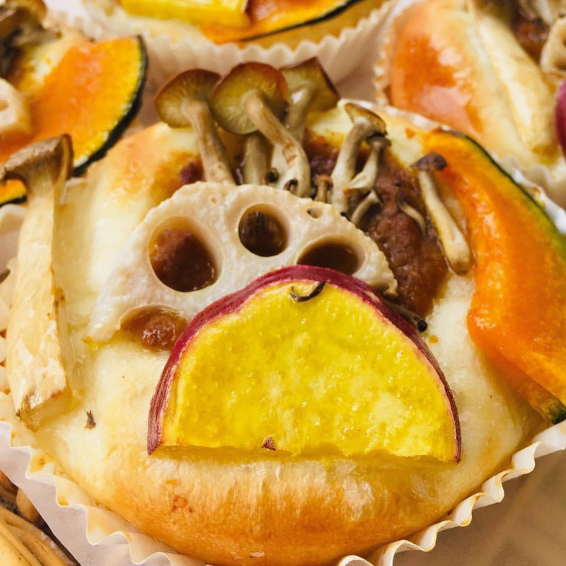 秋野菜のカレーパン(ベーカリー・ミルク)