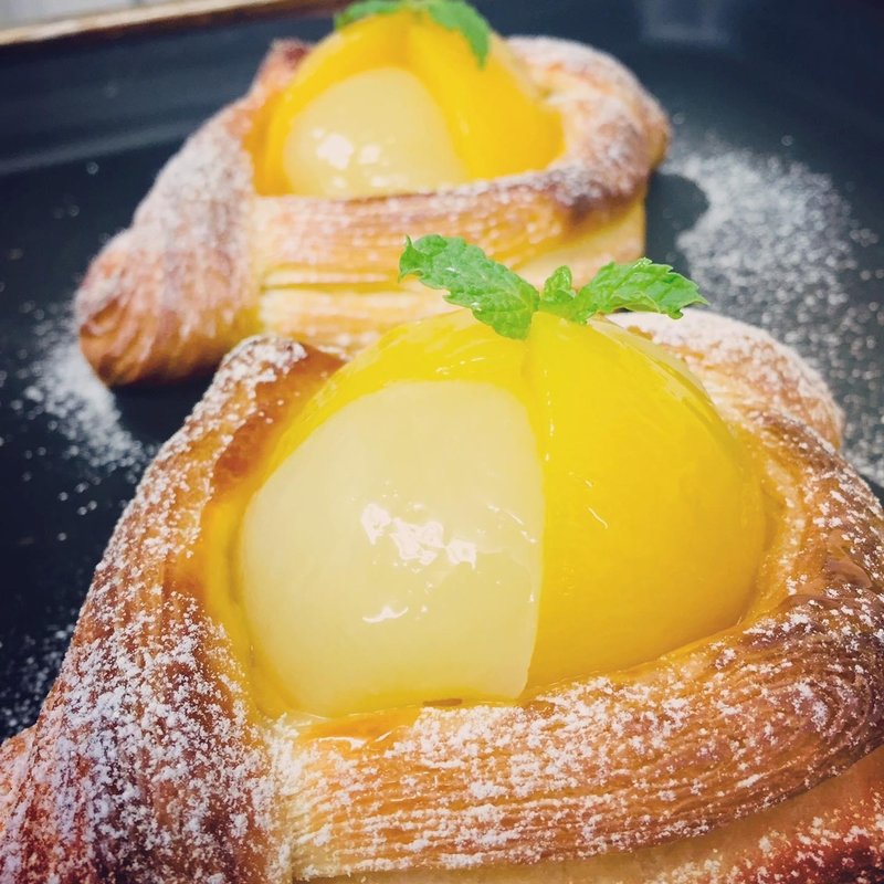 2色の桃デニッシュ(ベーカリー・ミルク)