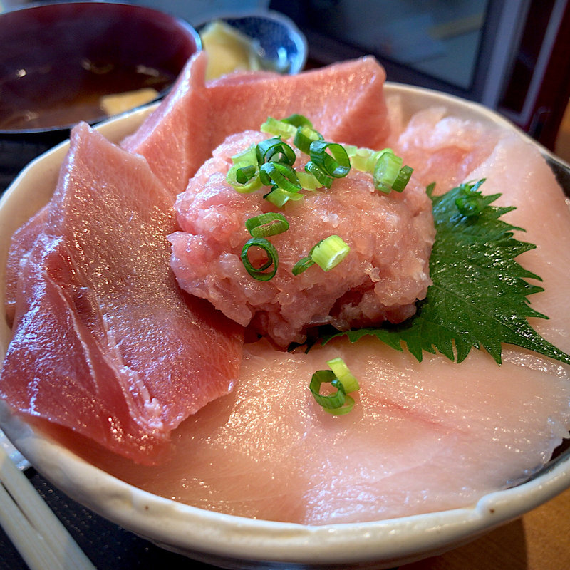 まぐろ三色丼(上)(まぐろ屋 明神丸)