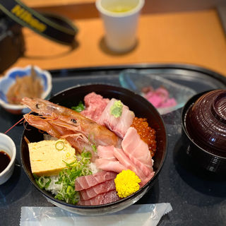 海鮮丼(活魚レストラン 潮彩)