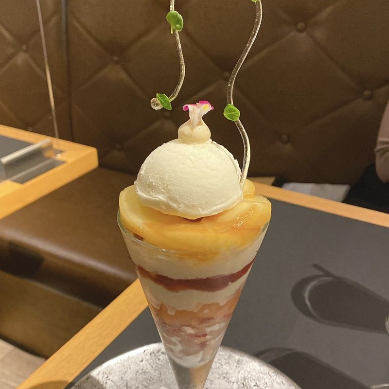 (夜パフェ専門店モモブクロ)