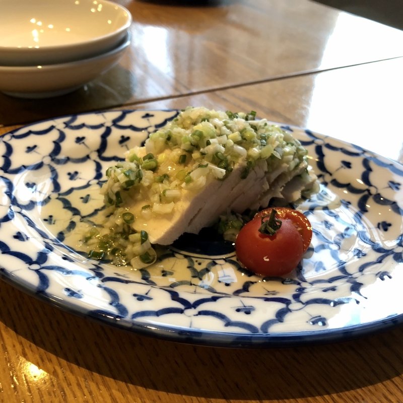 蒸し鶏のネギソース(中華バル あおいくま)