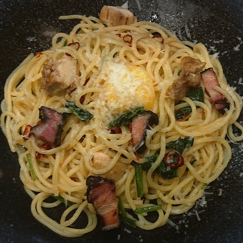 究極のペペたま！グリルチキンと「下川六〇酵素卵」がのったオイルソース(麦と卵 川崎アゼリア店)