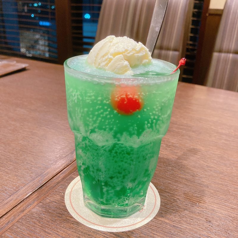 【クリームソーダです】 閉店】キラキラ2色のクリームソーダ。浅草橋のモンチッチカフェ