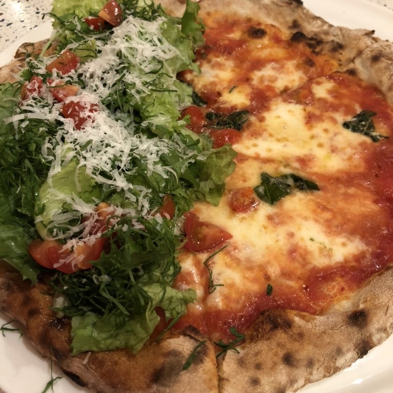 マルゲリータとサラダ風マリナーラのハーフハーフ(ピッツェリア デ ナプレ （PIZZERIA　DE　NAPULE）)