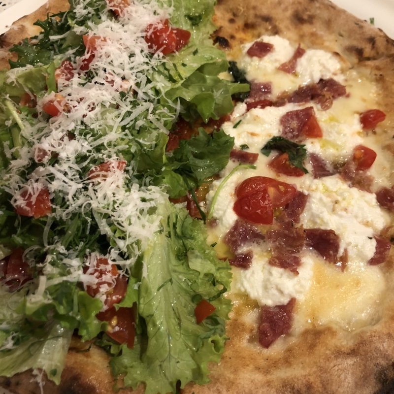 リコッタチーズとミラノサラミのマルゲリータとサラダ風マリマーラのハーフハーフ(ピッツェリア デ ナプレ （PIZZERIA　DE　NAPULE）)