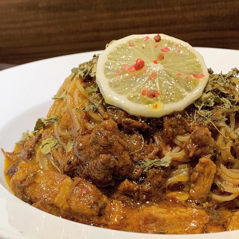 賄いから生まれたマトンと豚肉のレモンカレーパスタ(トラットリア モンテトミ)