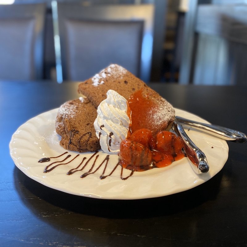 苺とチョコシフォン(珈琲屋らんぷ 一宮玉ノ井店)