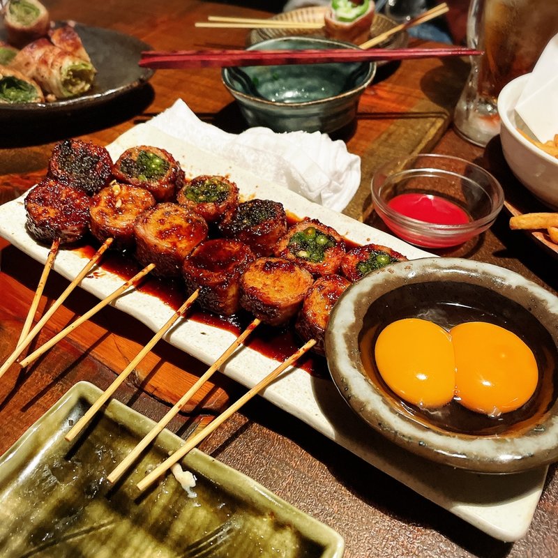 豚すき焼串（卵黄付）(博多やさい巻き串屋ねじけもん自由が丘別邸)