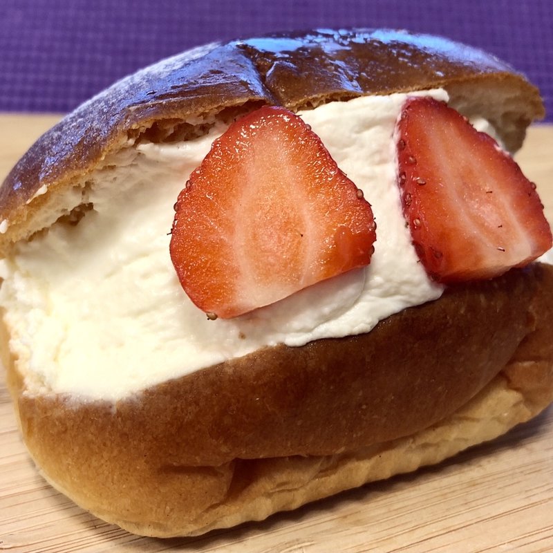 マリトッツォ(ホィップ&イチゴ)(ボンジュール ボン 中野店)