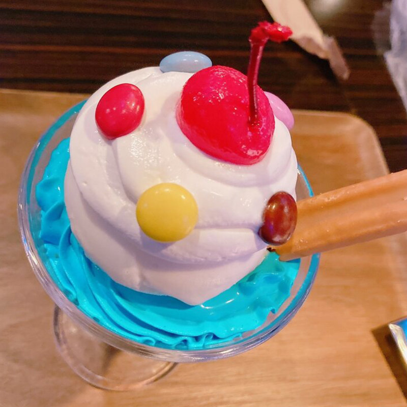 ステイシーとカラフルパフェ(スーパー戦隊レストラン)