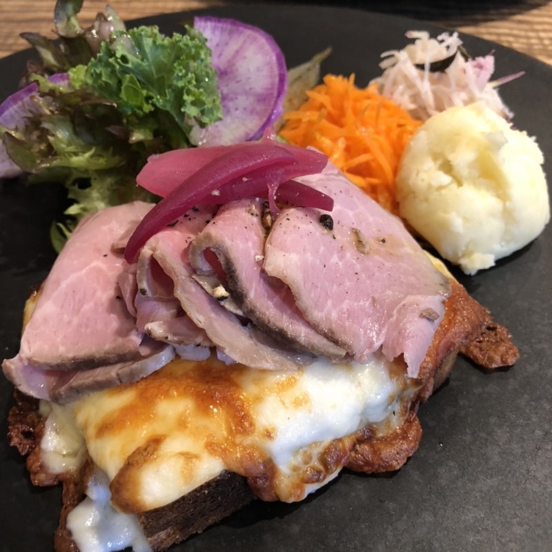 自家製ハムのオープンサンド(＆ Eat.by SUU)