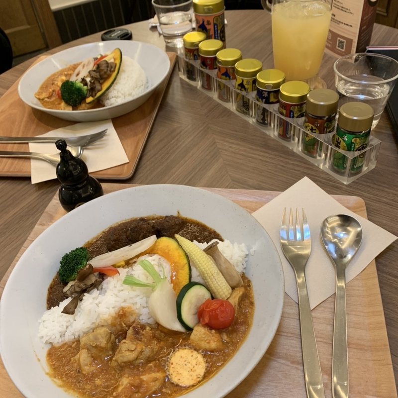 選べる横町あいがけカレー(八幡屋礒五郎 横町カフェ （ヤワタヤイソゴロウ ヨコマチカフェ）)