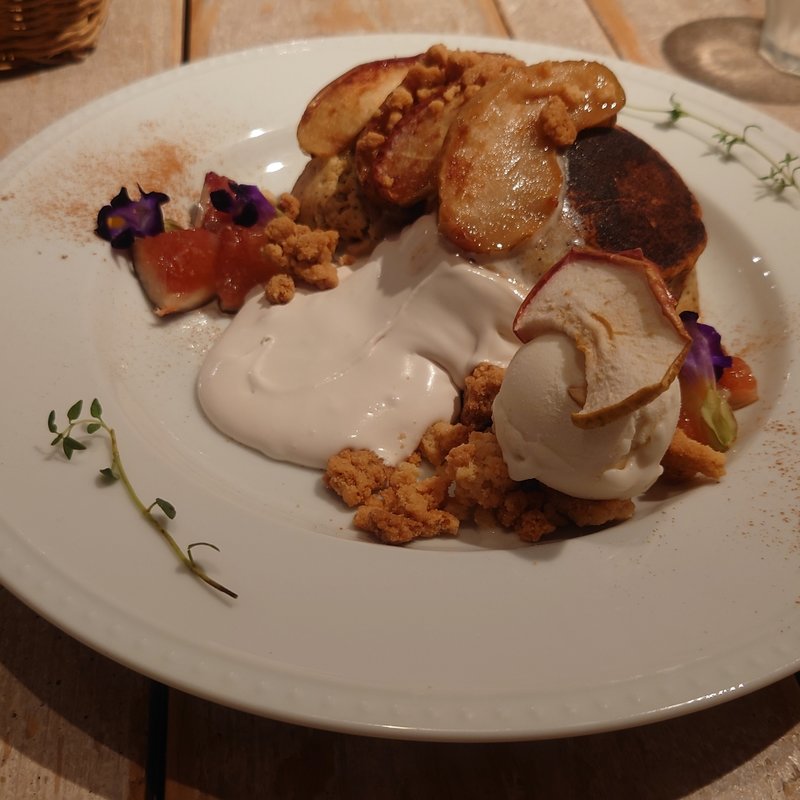 焼きりんごとチャイクリームのグルテンフリーパンケーキ(アインソフ　ジャーニー （AINSOPH.JOURNEY）)