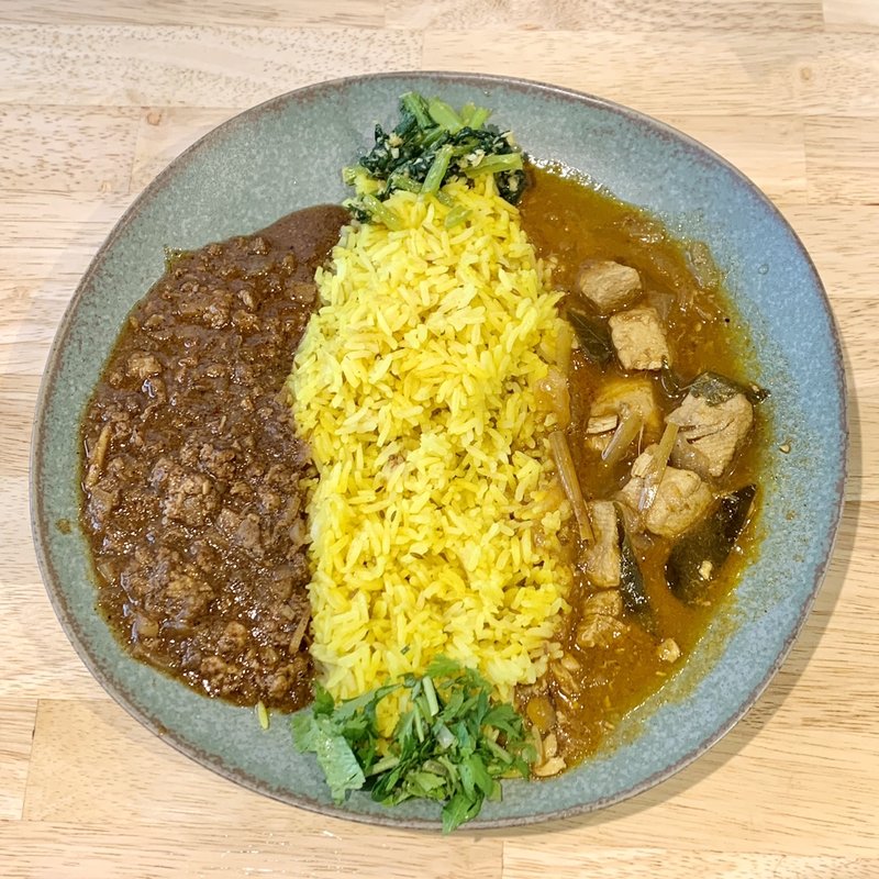 あいがけ(ラムビンダルー、サメカレー)(スパイスバー コザブロ)