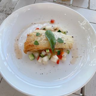梨のサラダ　白身魚添え(prato cafe （プラートカフェ）)