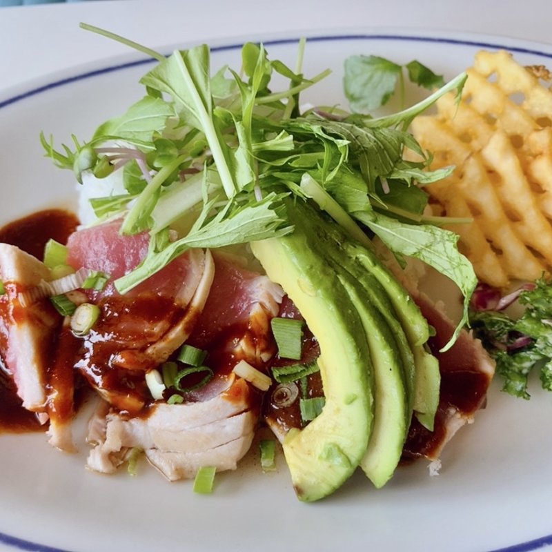 マグロのたたきとアボガドプレート(The Meat Locker STEAK & CAFE -Makuhari- ザ・ミートロッカー ステーキ&カフェ 幕張)