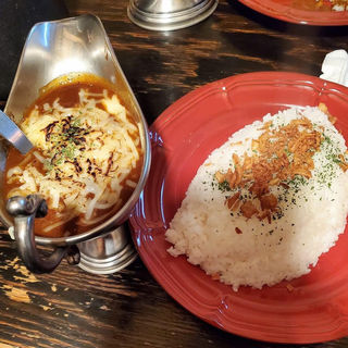 牛すじ炙りチーズカレーライス(カレー屋 アカマル)