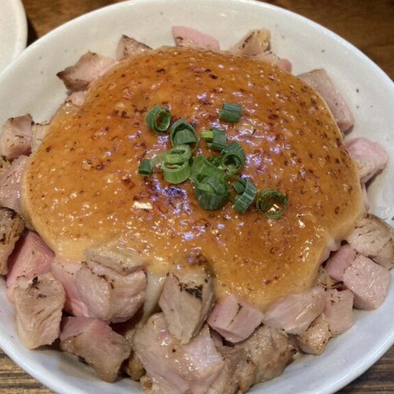 レアチャーシュー丼(ふく流らーめん 轍 寺田町総本家)