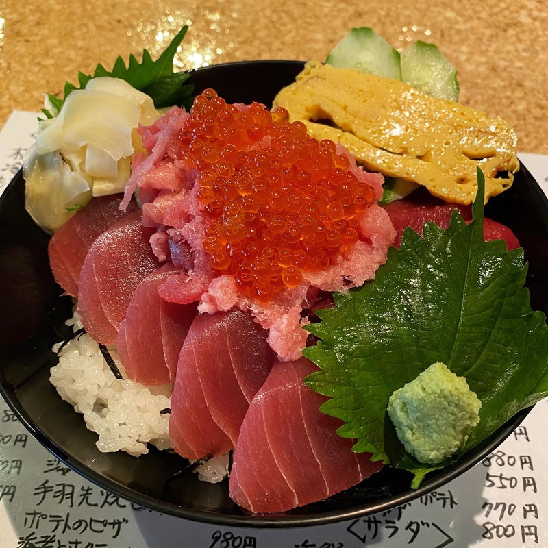 まぐろいくら丼(くいもの市場 舌笑屋)
