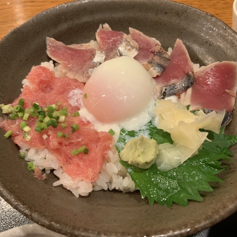 鰹叩きとネギトロの二色丼（温玉付き）(二代目 魚々子(ななこ))