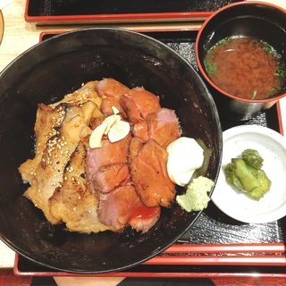 ローストビーフ&豚トロ 合い盛り丼(浅草橋 肉寿司)