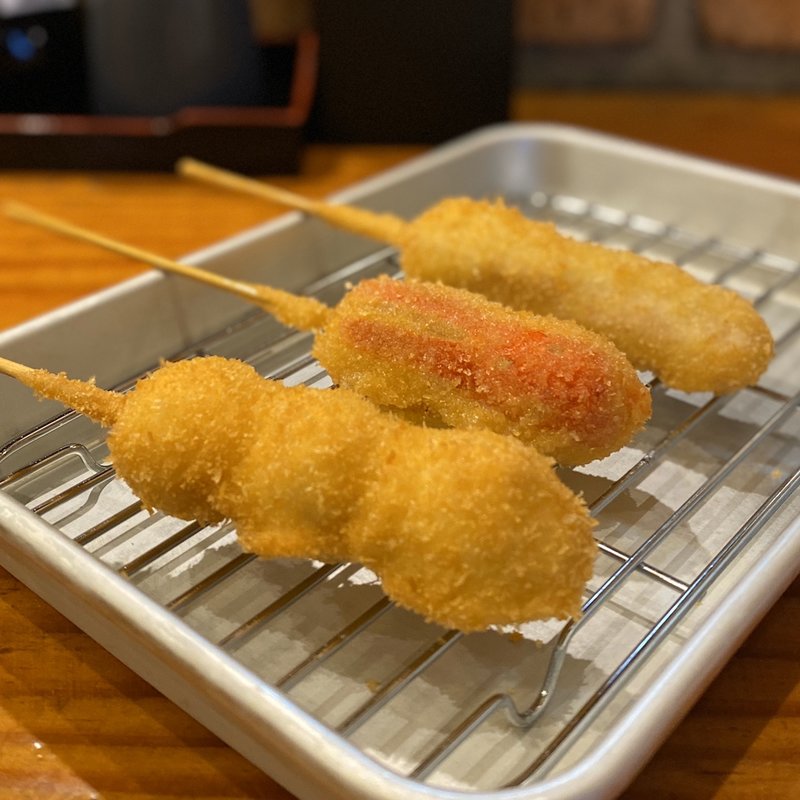 豚串、赤ウインナー、うずら(とり てっぱん 堀田町)