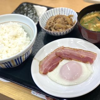 目玉焼きベーコン朝定食＋牛小鉢(なか卯 すすきの西店 )