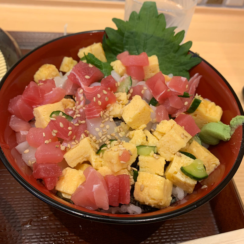 海鮮ちらし丼(梅もと 新宿小田急エース南館店)