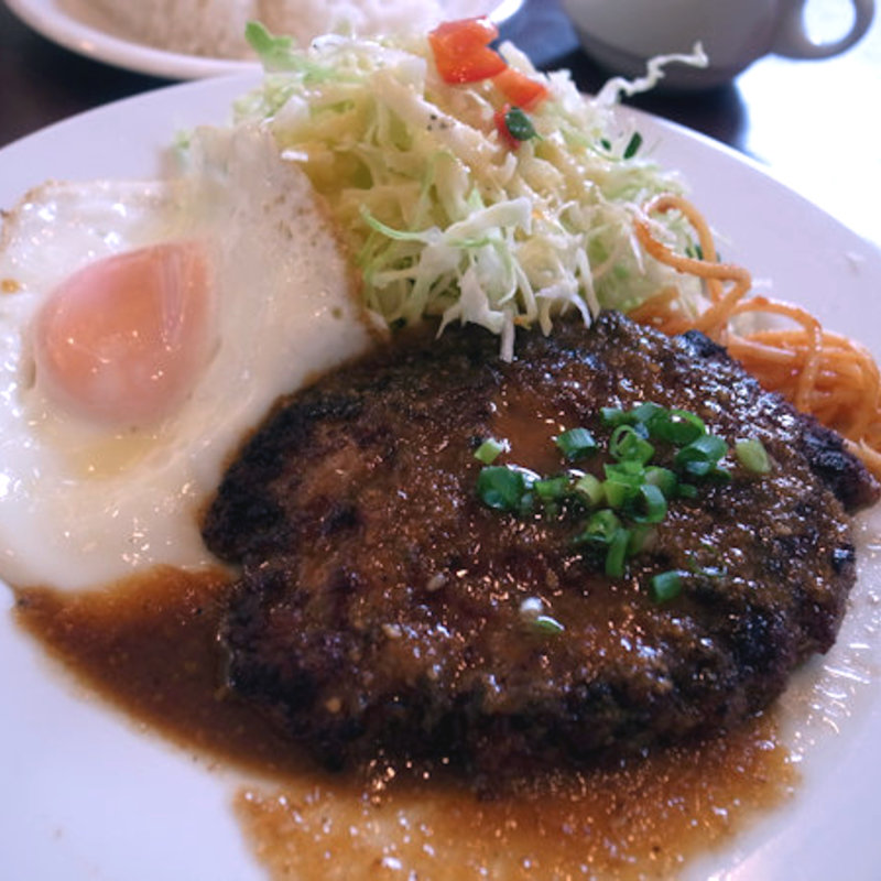 粗挽きハンバーグ 半熟玉子のせ(洋食専門店　かわしま)