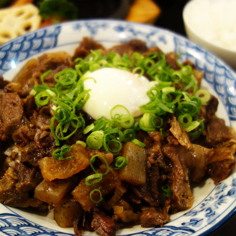 牛スジたっぷり温玉丼(肉が一番 高砂店)