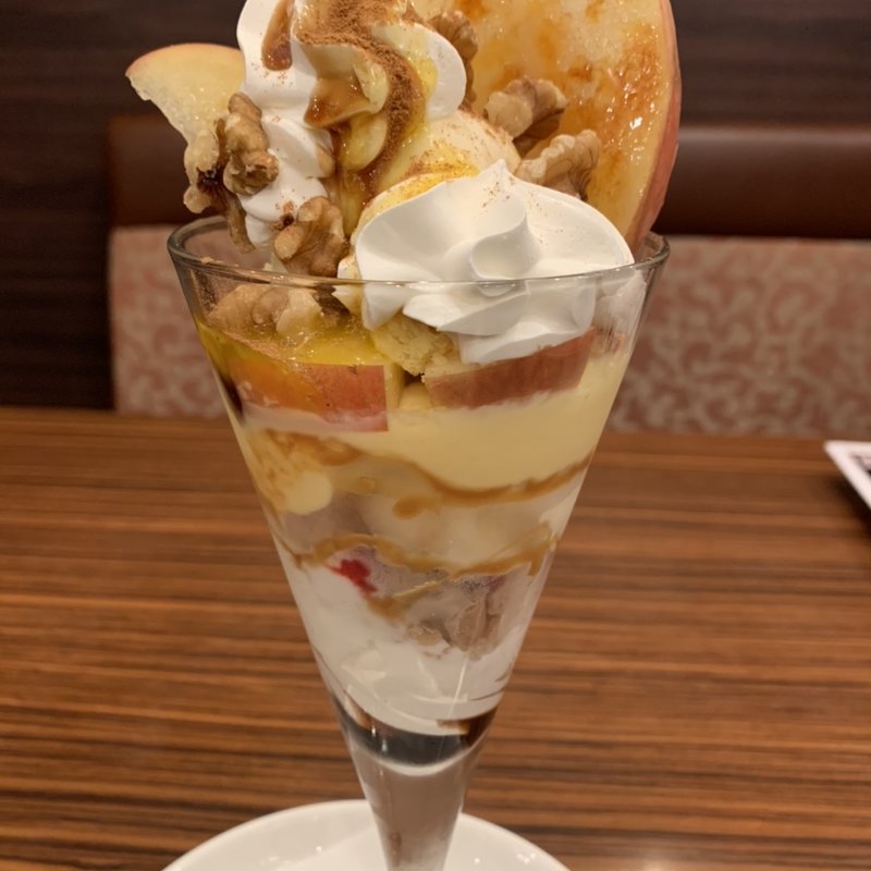 焼きリンゴとくるみのキャラメルパフェ(本庄珈琲うふふ )