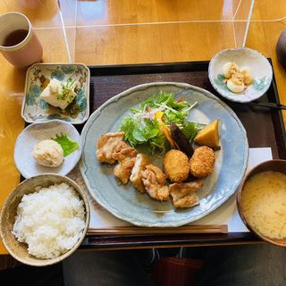 地鶏のカリカリと豆腐コロッケランチ(紅絲（コウシ）)