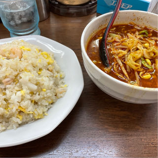 ランチ　海鮮チャーハンとハーフ辛唐辛麺(まぐろラーメン大門)