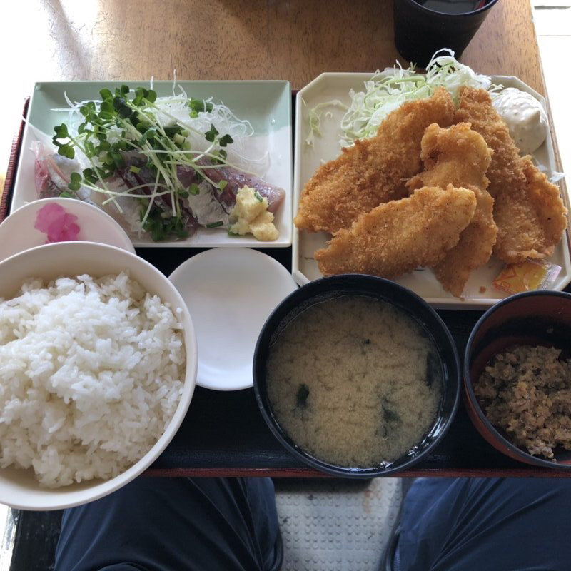 カレイフライと刺身定食(ゆうき食堂)