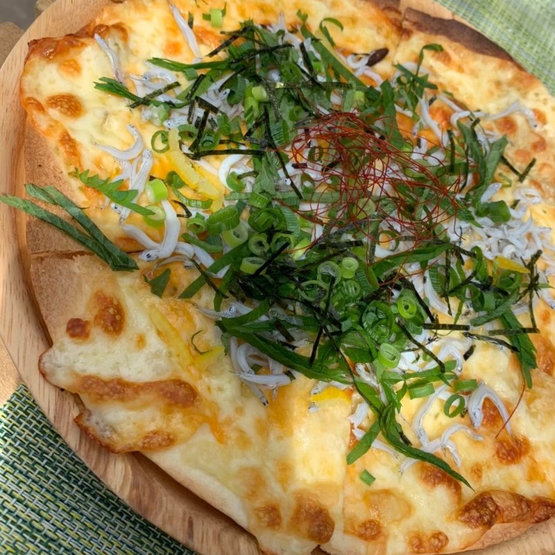 しらすピザとサラダ( カフェ 坂の下)