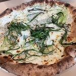 腰越茂左衛門丸直送・湘南釜揚げしらすと葉葱焦がしバターのピザ(GARDEN HOUSE Shinjuku （ガーデンハウス シンジュク）)