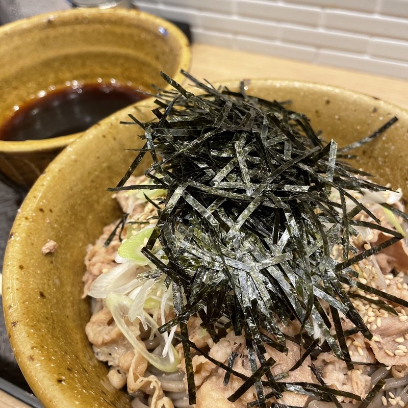 肉そば（小）(なぜ蕎麦にラー油を入れるのか。秋葉原店)