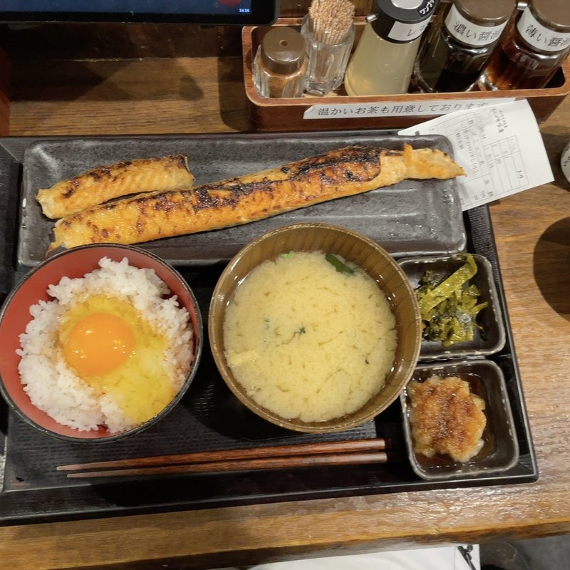 サーモンハラス干し定食(炭火焼干物定食 しんぱち食堂 新宿店)