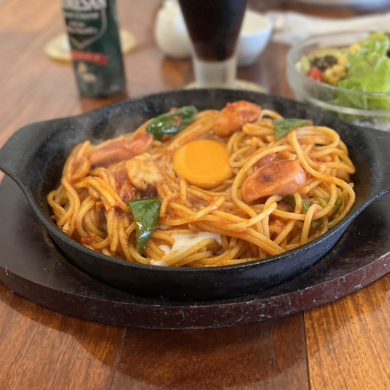 ナポリタン(ミニサラダ付)＋生卵トッピング(喫茶アザラシ)