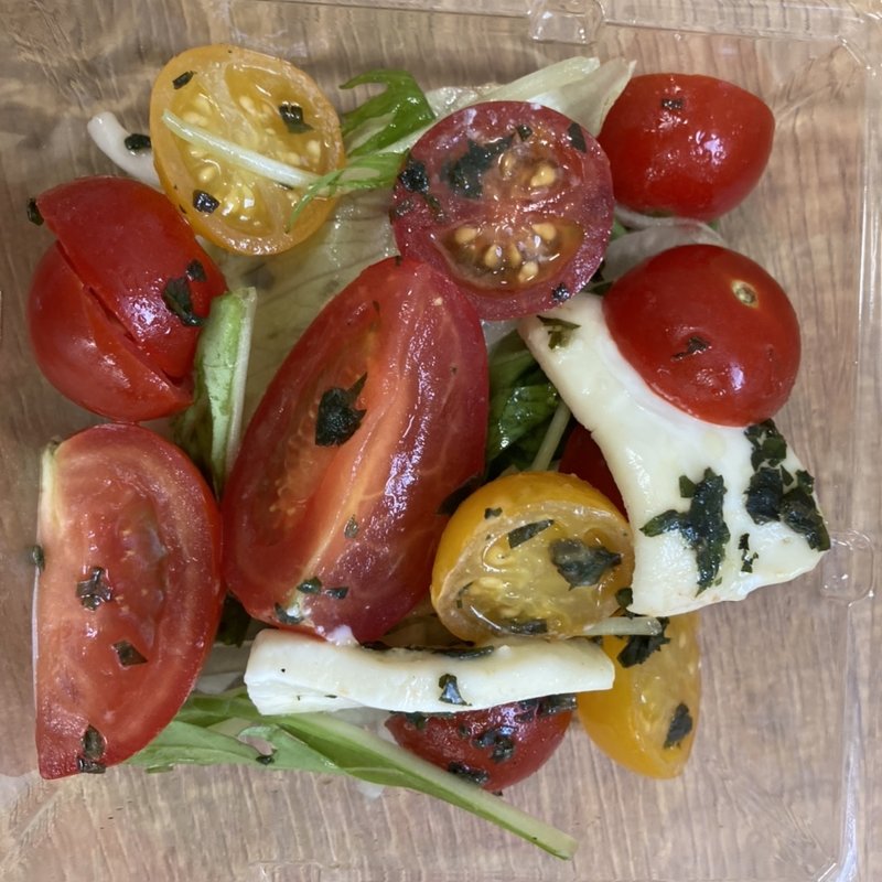 カプレーゼサラダ(お惣菜屋　と文字)