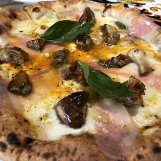 フレッシュポルチーニ茸のビスマルクPizza(ピッツェリア エ オステリア パドリーノ )