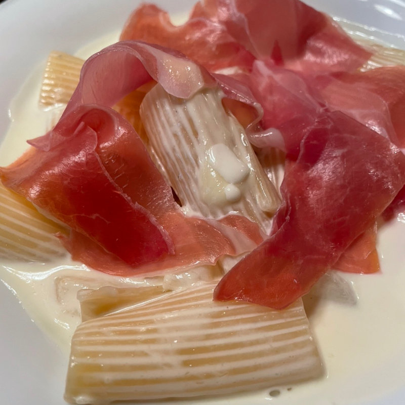 洋梨とゴルゴンゾーラ・生ハムのリガトーニ(レストラン こどう)