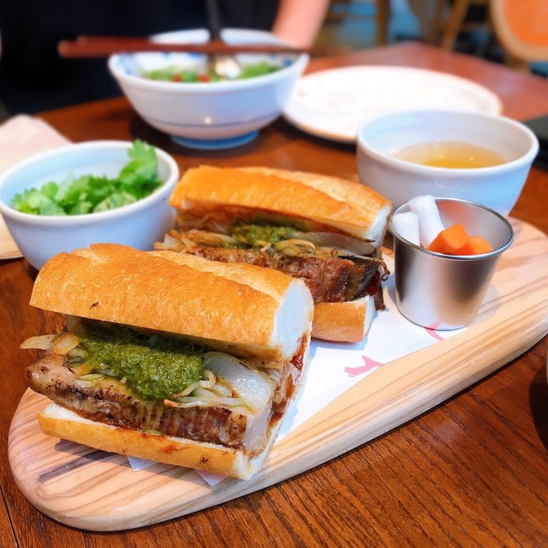 チキンフォーと牛バラのパインミーフレンチディップスタイル(the pig and the lady)