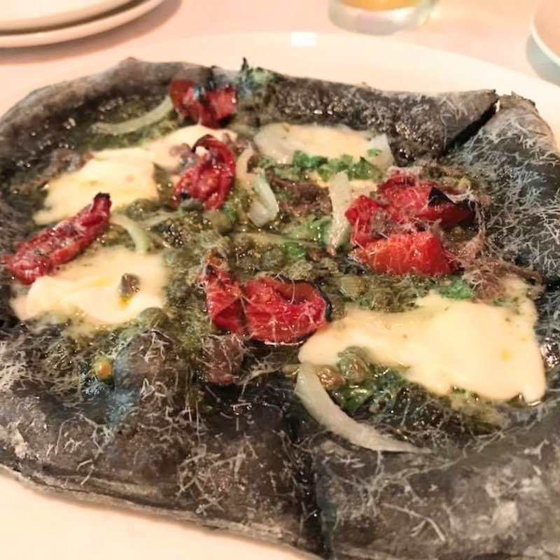 イカスミのピザ(カトリカ)