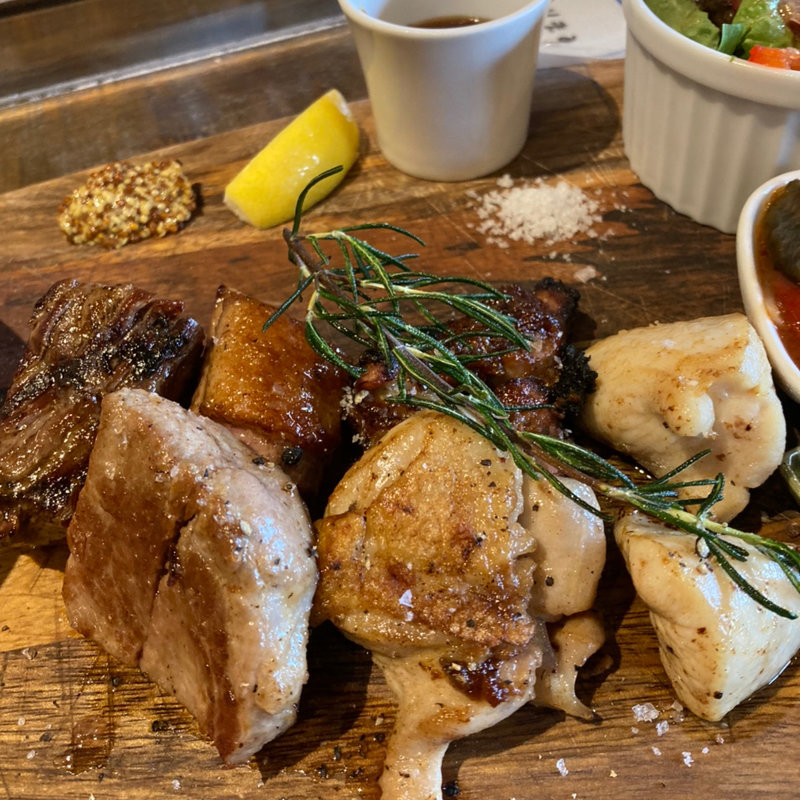 肉の旨みを堪能‼︎店長セレクションToday’s肉塊プラッター(FUN SPACE DINER)