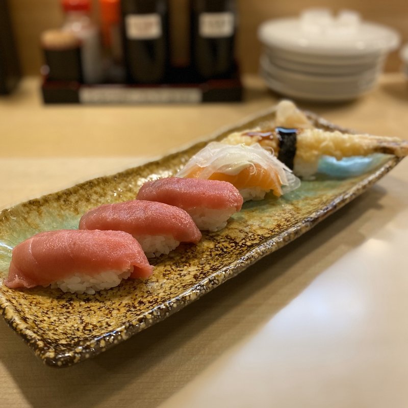 本まぐろ、オニオンサーモン、海老天(や台ずし 近鉄蟹江駅前町店)