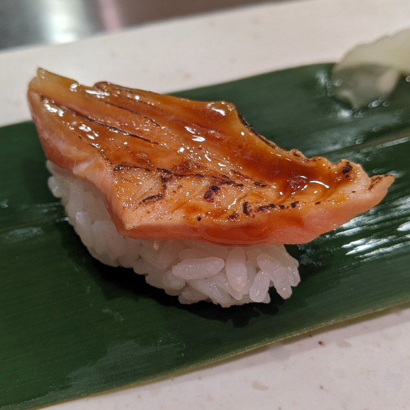 炙りトロサーモン(根室花まる グランデュオ蒲田店)